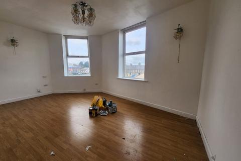 2 bedroom flat to rent, Legrams Lane, BD7 2AA