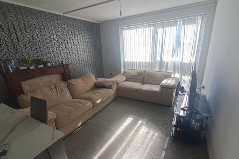 2 bedroom flat to rent, Beamsley House, BD18 3BL