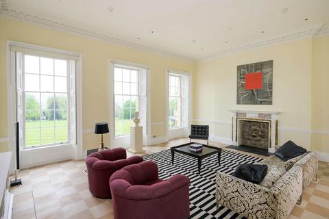 1 bedroom apartment to rent, Royal Crescent