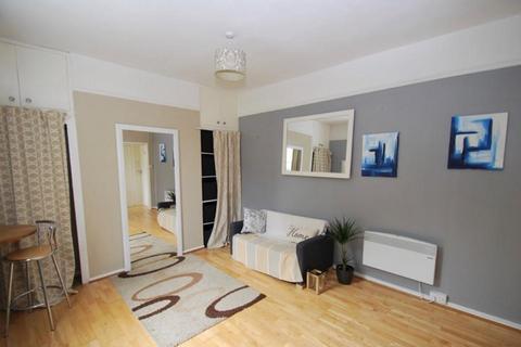 Studio to rent, 15 Lower Oldfield Park