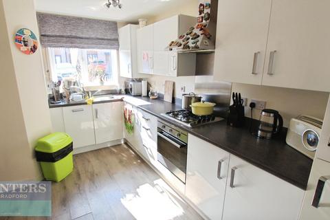 3 bedroom semi-detached house to rent, Holy Well Drive, Bradford, West Yorkshire, BD10