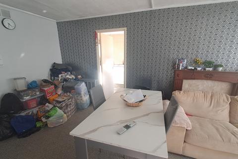 2 bedroom flat to rent, Beamsley House, BD18 3BL