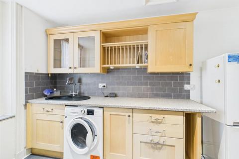 Studio to rent, Devonshire Place, Brighton