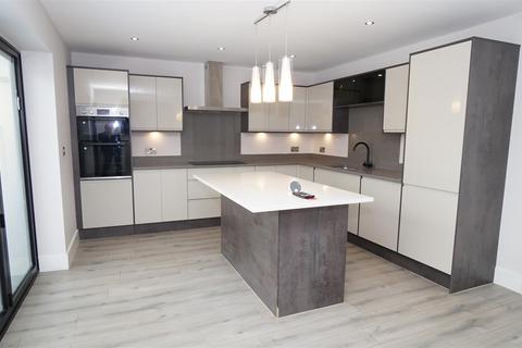 5 bedroom detached house to rent, Westfield Lane, Moorview Villas, Wrose