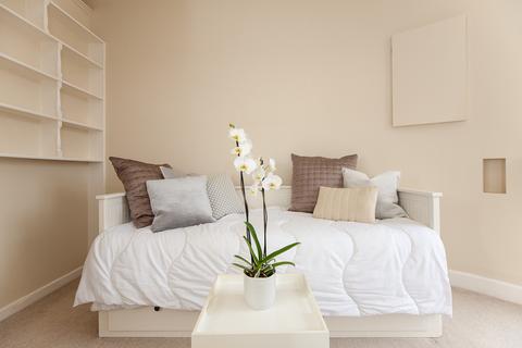 Studio to rent, Royal Crescent, Bath, BA1