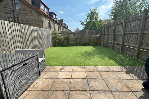 3 bedroom townhouse for sale, Hutton Hall Drive, Eccleshill, Bradford