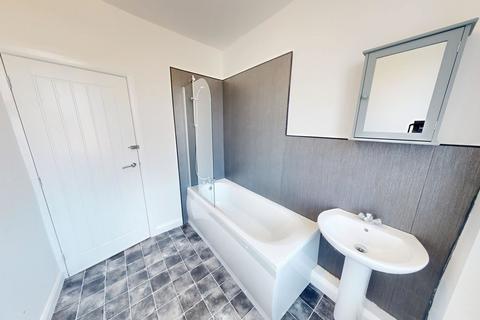 2 bedroom end of terrace house to rent, Parry Lane, Bradford BD4