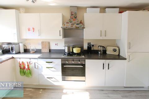3 bedroom semi-detached house to rent, Holy Well Drive, Bradford, West Yorkshire, BD10