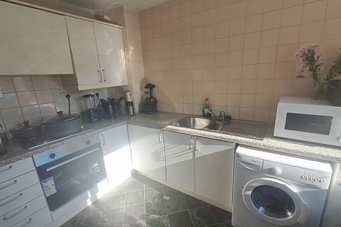 2 bedroom flat to rent, Beamsley House, BD18 3BL