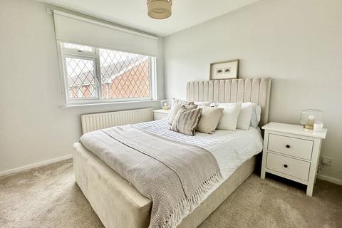 2 bedroom end of terrace house to rent, Beech Walk, Birkenshaw