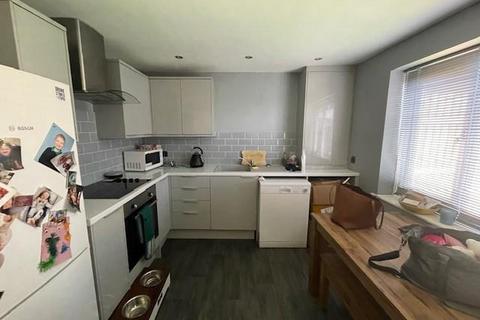 3 bedroom townhouse to rent, Sharket Head Close, Bradford BD13