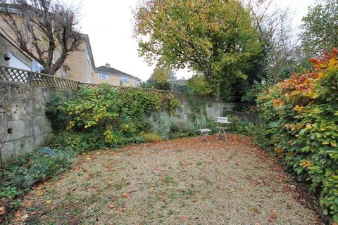 Studio to rent, 15 Lower Oldfield Park