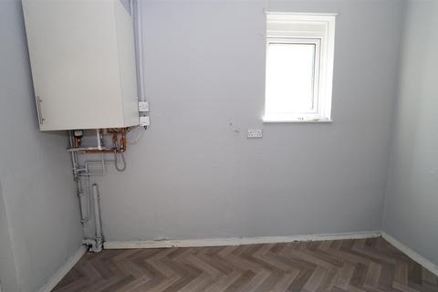 3 bedroom semi-detached house to rent, Rowantree Drive, BD10