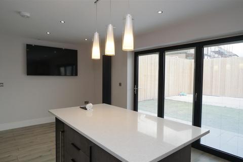 5 bedroom detached house to rent, Westfield Lane, Moorview Villas, Wrose