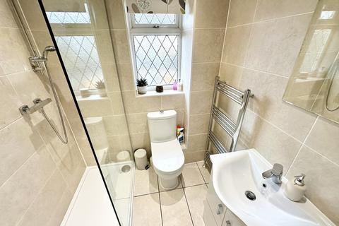 2 bedroom end of terrace house to rent, Beech Walk, Birkenshaw